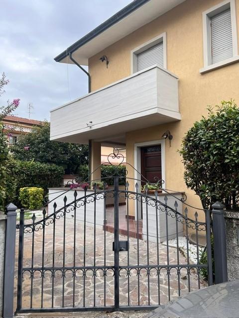 casa indipendente in vendita a Viareggio in zona Torre del Lago
