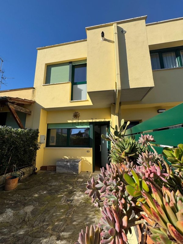 casa indipendente in vendita a Viareggio in zona Torre del Lago