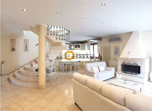 casa indipendente in vendita a Viareggio