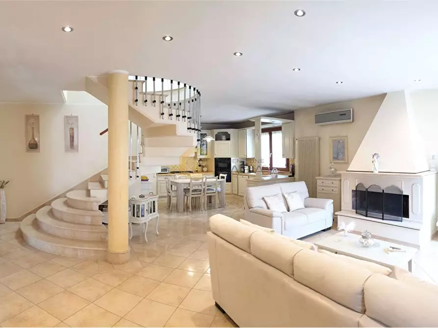 casa indipendente in vendita a Viareggio