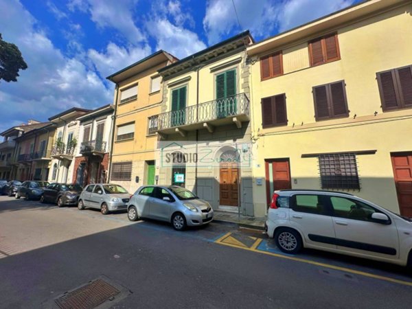 casa indipendente in vendita a Viareggio