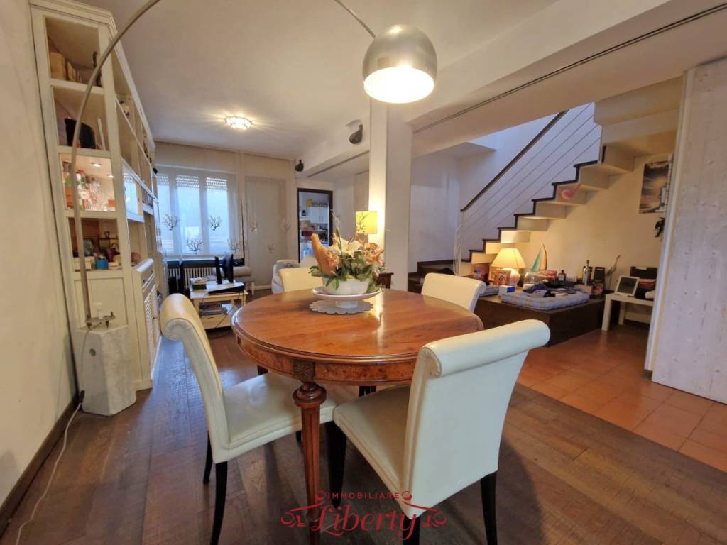 casa indipendente in vendita a Viareggio