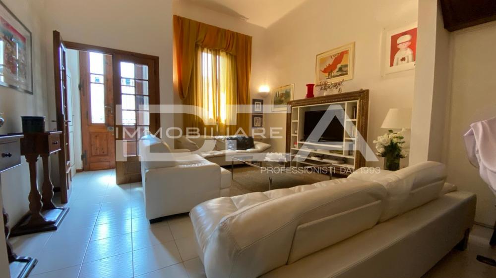 casa indipendente in vendita a Viareggio