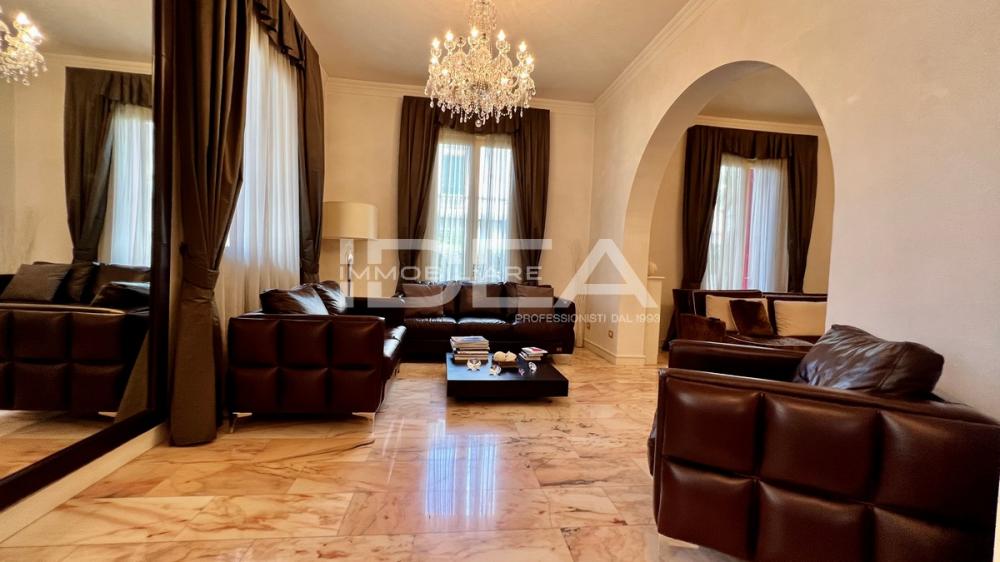 casa indipendente in vendita a Viareggio