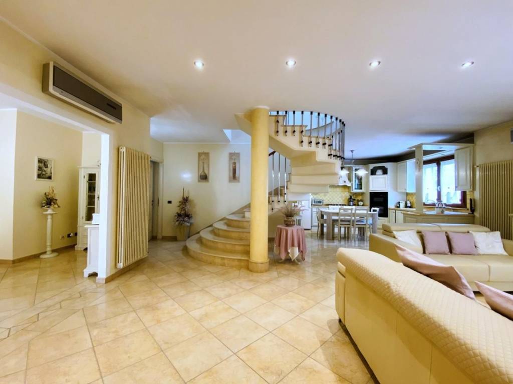 casa indipendente in vendita a Viareggio in zona Torre del Lago