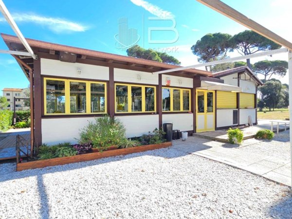 negozio in vendita a Viareggio in zona Campo d'Aviazione