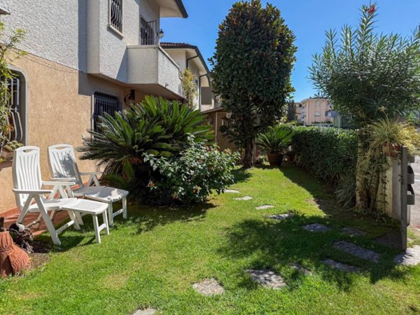 casa indipendente in vendita a Viareggio in zona Migliarina