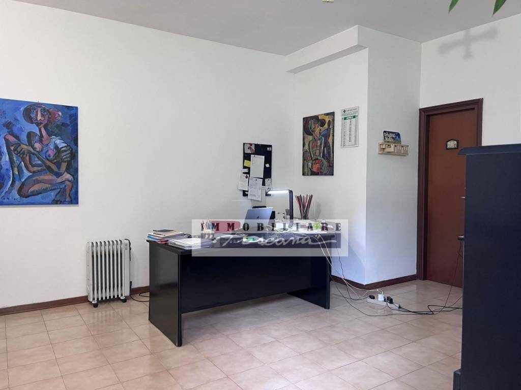 ufficio in vendita a Viareggio in zona Campo d'Aviazione