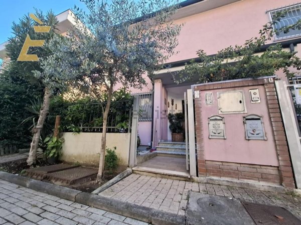 casa indipendente in vendita a Viareggio