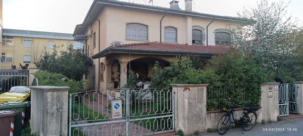 casa indipendente in vendita a Viareggio in zona Campo d'Aviazione