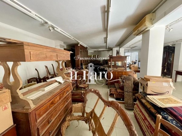 negozio in vendita a Viareggio in zona Centro Storico