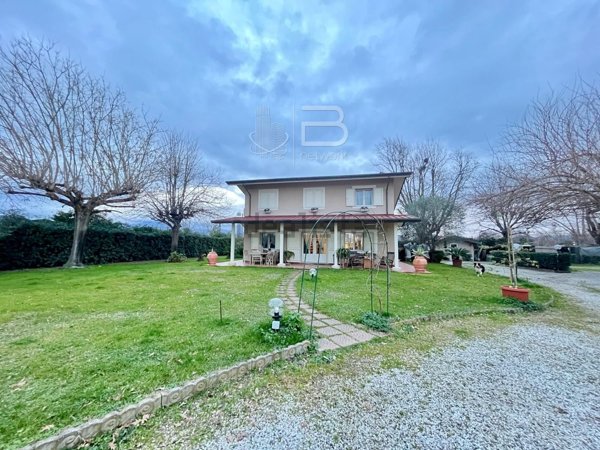 casa indipendente in vendita a Viareggio