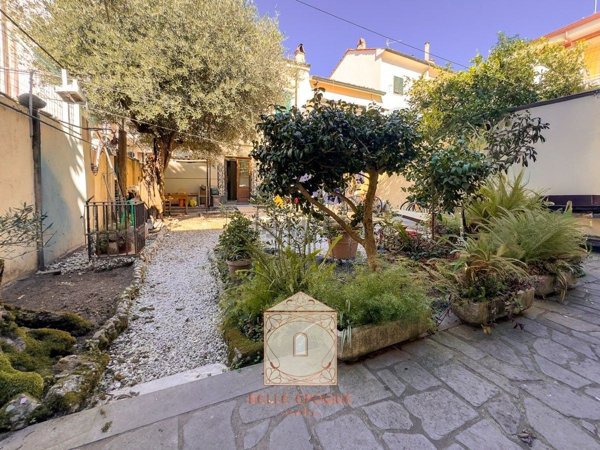 casa indipendente in vendita a Viareggio