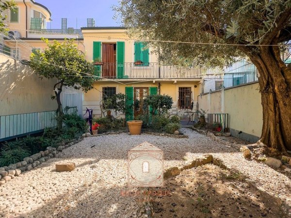 casa indipendente in vendita a Viareggio