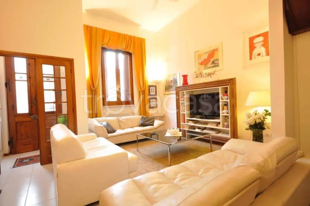 casa indipendente in vendita a Viareggio