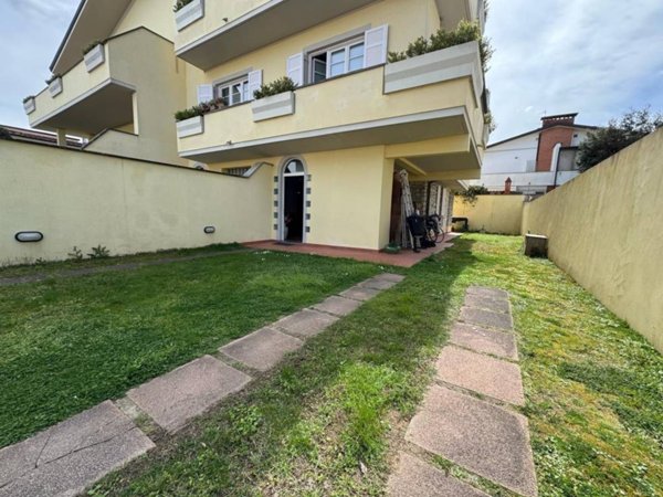 casa indipendente in vendita a Viareggio in zona Campo d'Aviazione