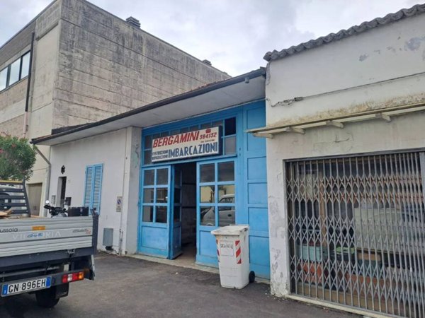 intera palazzina in vendita a Viareggio in zona Campo d'Aviazione