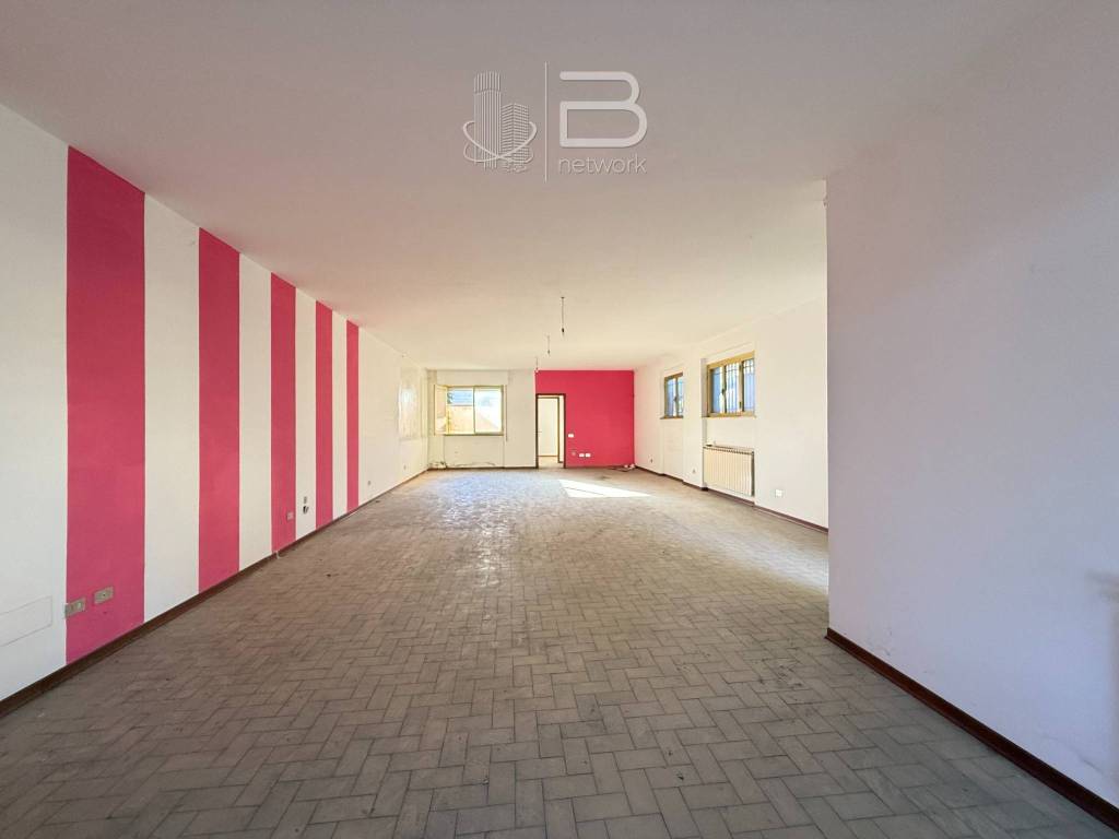 negozio in vendita a Viareggio in zona Torre del Lago