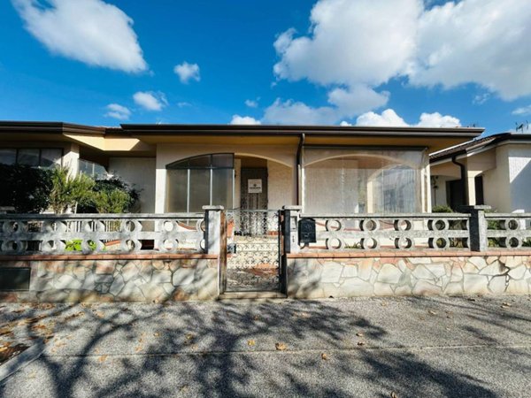 casa indipendente in vendita a Viareggio in zona Torre del Lago