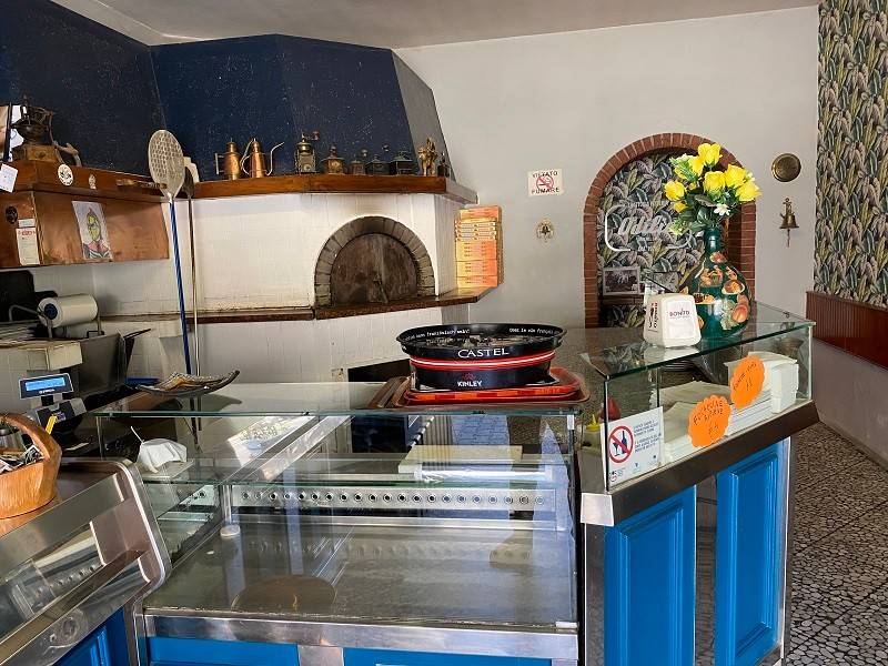 negozio in vendita a Viareggio in zona Torre del Lago