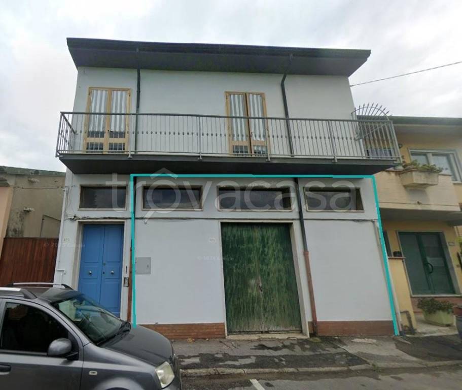 negozio in vendita a Viareggio