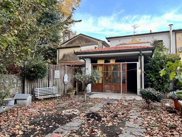 casa indipendente in vendita a Viareggio in zona Torre del Lago