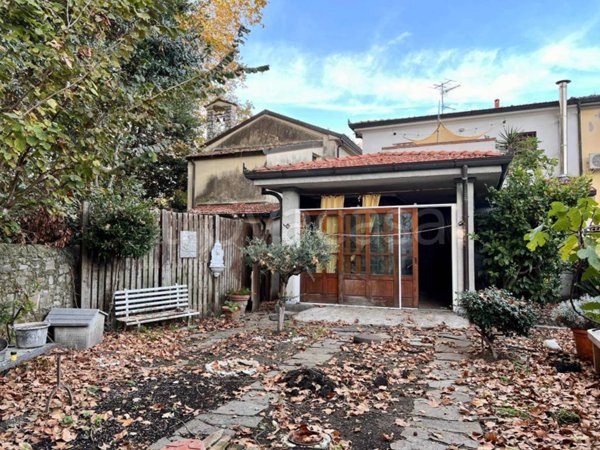 casa indipendente in vendita a Viareggio in zona Torre del Lago