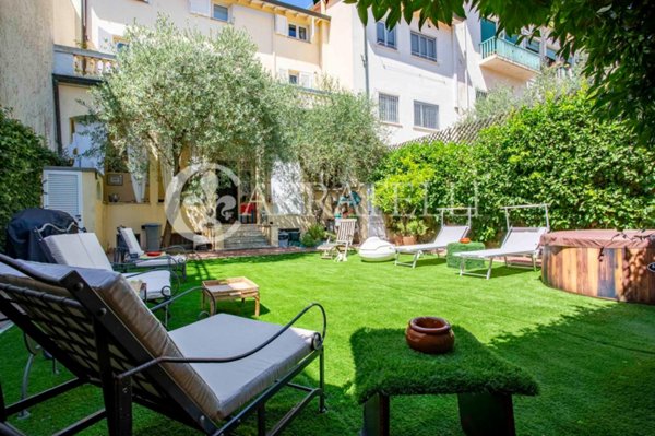 casa indipendente in vendita a Viareggio