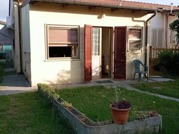 casa indipendente in vendita a Viareggio