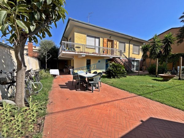casa indipendente in vendita a Viareggio in zona Migliarina