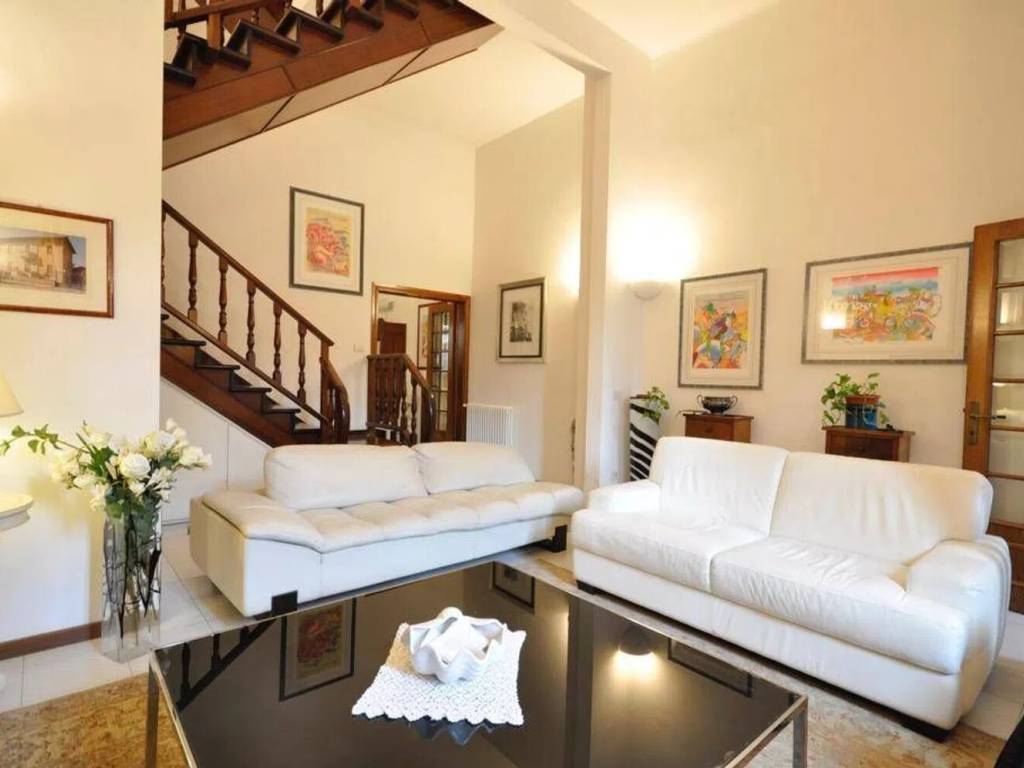 casa indipendente in vendita a Viareggio