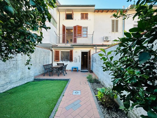 casa indipendente in vendita a Viareggio