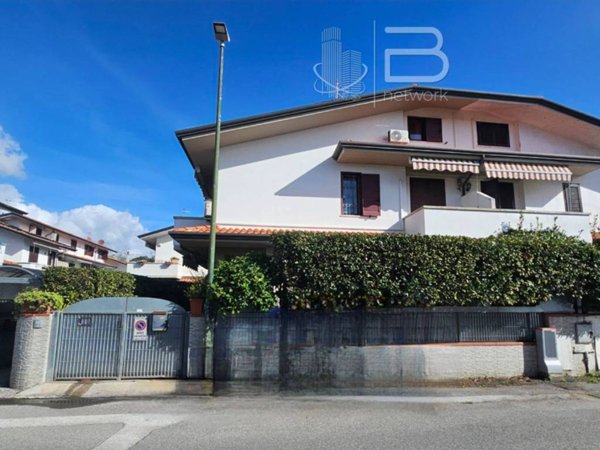 casa indipendente in vendita a Viareggio in zona Torre del Lago