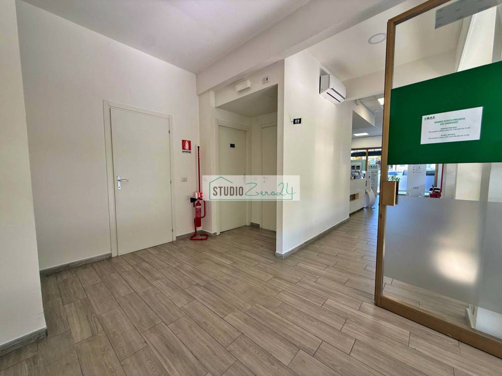 locale commerciale in vendita a Viareggio in zona Centro Storico