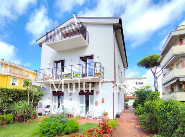 casa indipendente in vendita a Viareggio