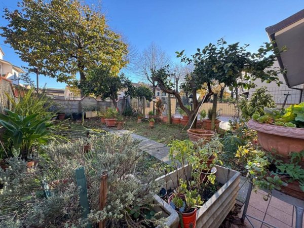 casa indipendente in vendita a Viareggio in zona Torre del Lago