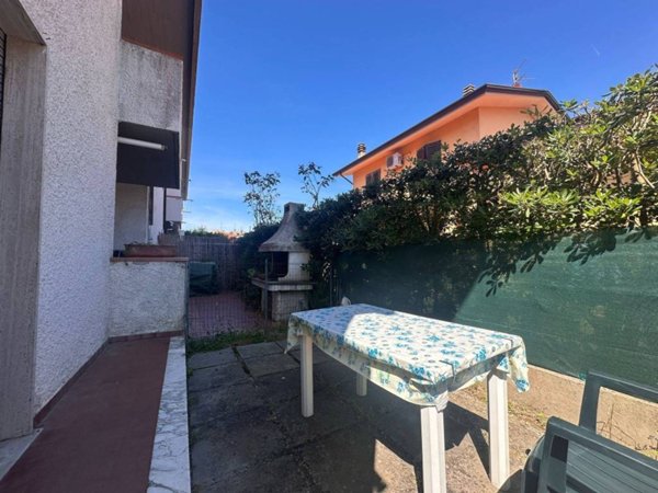 casa indipendente in vendita a Viareggio in zona Torre del Lago