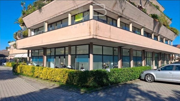 negozio in vendita a Viareggio in zona Migliarina