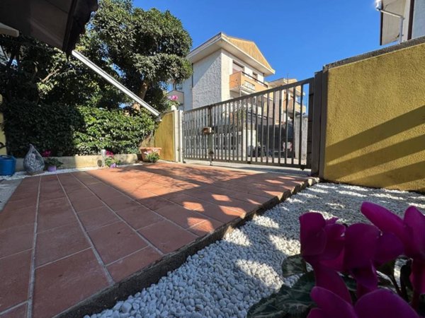 casa indipendente in vendita a Viareggio in zona Torre del Lago