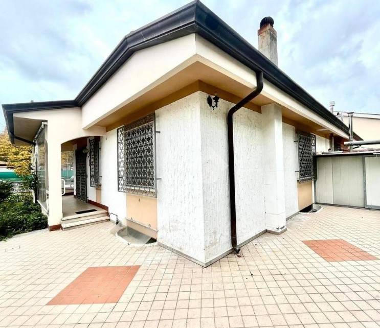 casa indipendente in vendita a Viareggio in zona Torre del Lago