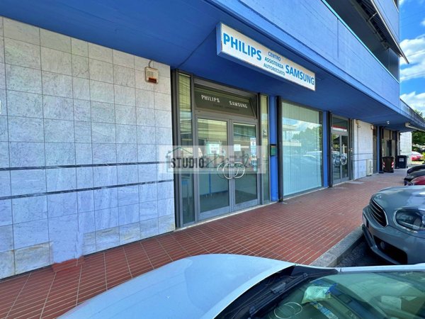 locale commerciale in vendita a Viareggio in zona Migliarina