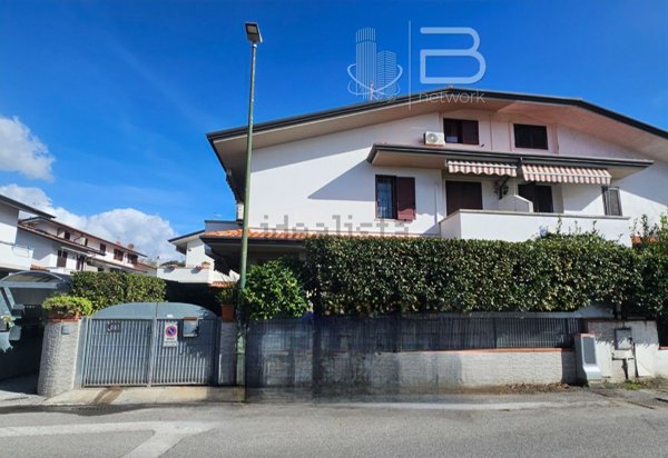 casa indipendente in vendita a Viareggio in zona Torre del Lago