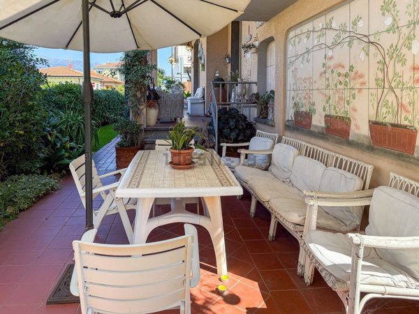 casa indipendente in vendita a Viareggio