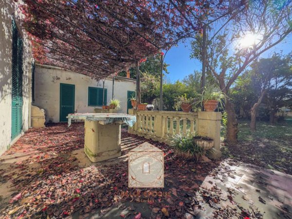 casa indipendente in vendita a Viareggio