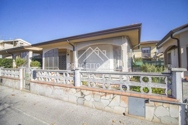 casa indipendente in vendita a Viareggio in zona Torre del Lago
