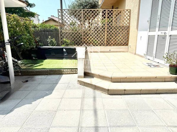 casa indipendente in vendita a Viareggio