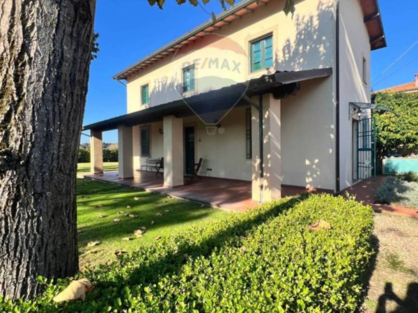 casa indipendente in vendita a Viareggio in zona Campo d'Aviazione