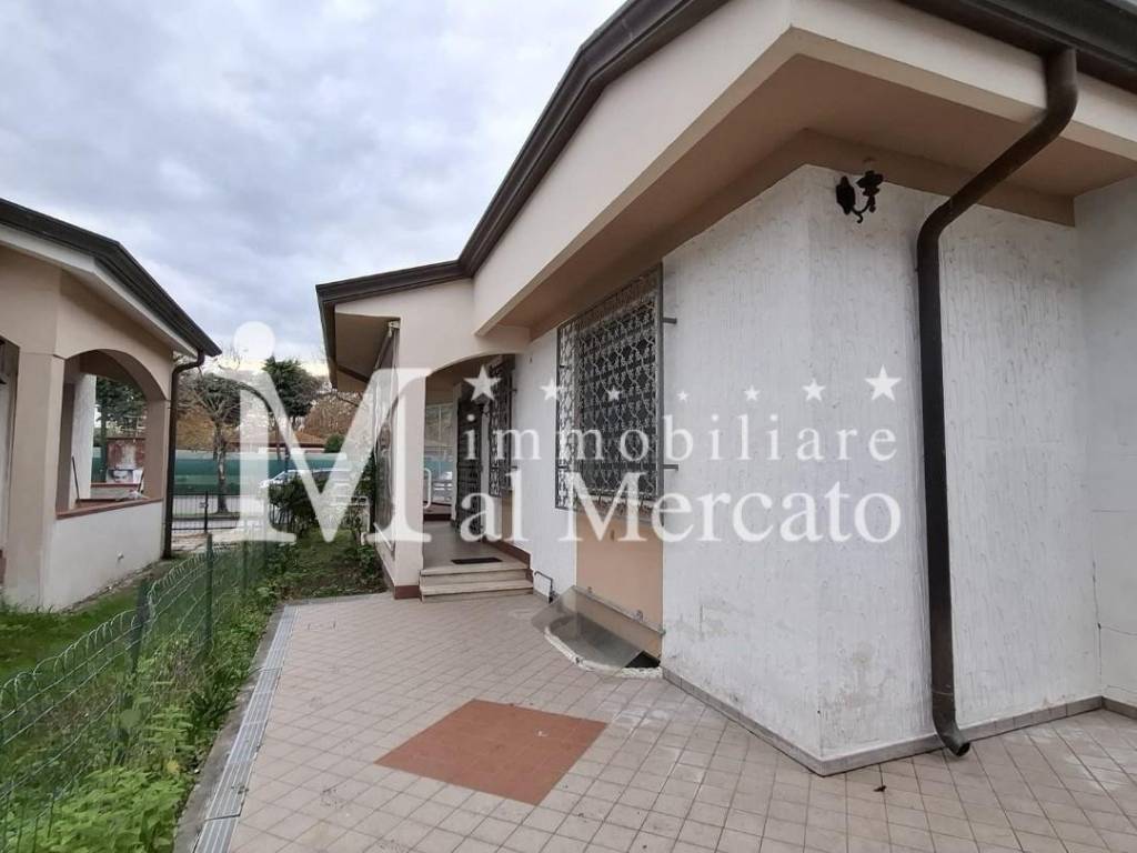 casa indipendente in vendita a Viareggio in zona Torre del Lago