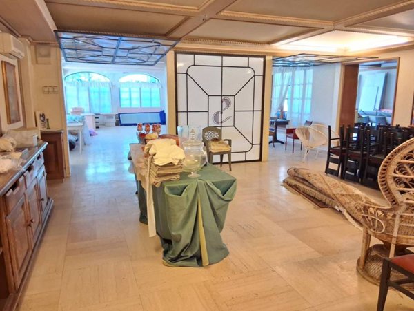 negozio in vendita a Viareggio in zona Torre del Lago