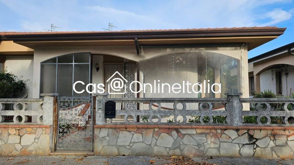 casa indipendente in vendita a Viareggio in zona Torre del Lago